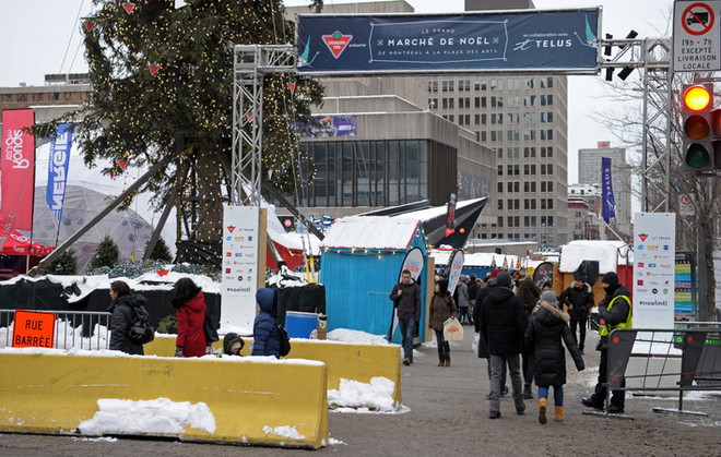 An ninh được thắt chặt tại một khu chợ ở Montreal ngày 20/12. (Nguồn: AFP/TTXVN) Canada siết chặt an ninh trước thềm lễ đón Năm mới 2017 ảnh 1