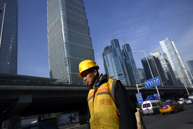 Một công trình đang được xây dựng tại Bắc Kinh, Trung Quốc ngày 16/12. (Nguồn: AFP/TTXVN) Tân Hoa xã: Năm 2016 Trung Quốc sẽ đạt mục tiêu tăng trưởng 6,5-7% ảnh 1