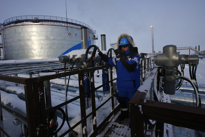 Khu vực khai thác ở mỏ dầu Novoprtovskoye thuộc tập đoàn khai thác dầu khí Gazprom của Nga ở khu tự trị Yamalo-Nenets, cách thị trấn Nadym của Nga 250km về phía bắc ngày 18/2/2015. (Nguồn: AFP/TTXVN) OPEC sẽ thực thi thỏa thuận cắt giảm sản lượng dù chỉ Nga tham gia ảnh 1