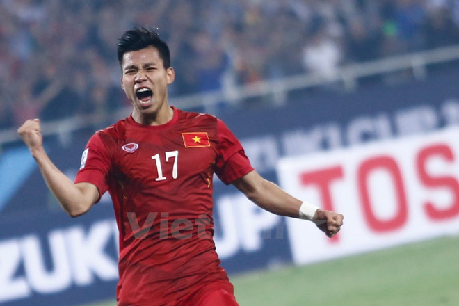 Vũ Văn Thanh ghi bàn đầu tiên ở phút 83 sau đường chuyền tinh quái của Thành Lương. (Ảnh: Minh Chiến/Vietnam+) Báo nước ngoài: Minh Tuấn, Văn Thanh chơi hay nhất tuyển Việt Nam ảnh 1