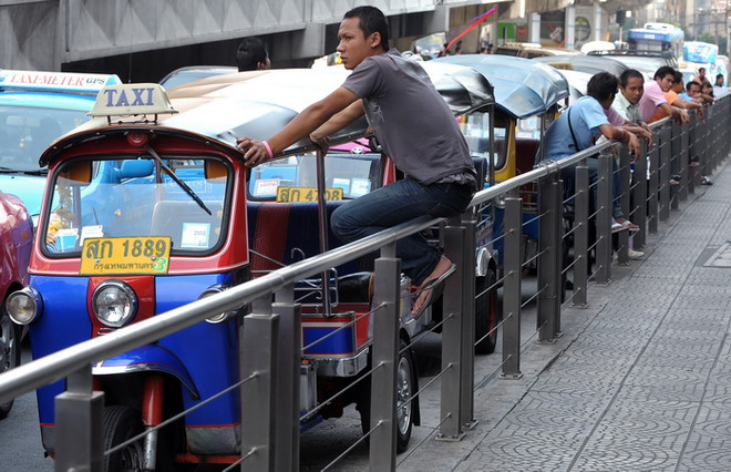 Lái xe tuktuk Thái Lan đợi khách hàng tại trung tâm thương mại ở thủ đô Bangkok. (Nguồn: AFP/TTXVN) Đa số người dân Thái Lan bi quan về thực trạng nền kinh tế ảnh 1