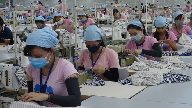 Sản xuất quần áo tại Công ty trách nhiệm hữu hạn một thành viên Dệt may PanKo Tam Thăng. (Ảnh: Đoàn Hữu Trung/TTXVN) Những nguyên nhân khiến dệt may Việt Nam khó giữ thị trường ảnh 1