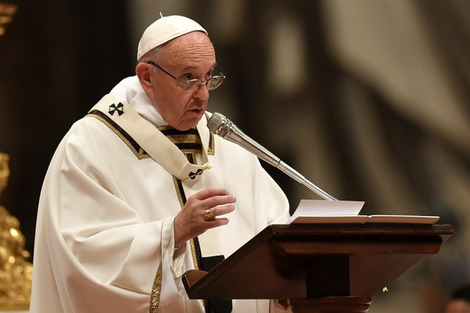 Giáo hoàng Francis cử hành lễ Giáng sinh theo truyền thống tại Tòa thánh Vatican. (Nguồn: AFP/TTXVN) Người dân Italy chào đón Giáng sinh cùng cảnh sát và súng ảnh 1