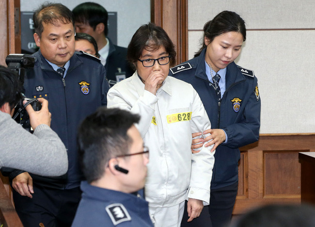 Bà Choi Soon-Sil xuất hiện tại Tòa án quận Trung tâm Seoul. (Nguồn: Korea Times) Bà Choi Soon Sil lần đầu xuất hiện trước công chúng sau bê bối ảnh 1