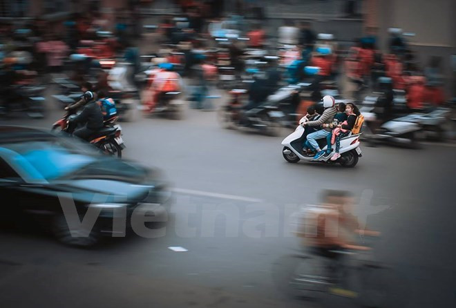 (Ảnh: Lê Minh Sơn/Vietnam+) Ngày cuối năm 2016: Bắc Bộ rét đậm, Nam Bộ nắng nóng ảnh 1