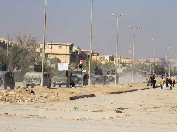 Quân đội Chính phủ Iraq trong cuộc chiến chống IS tại Mosul, Iraq ngày 10/12. (Nguồn: THX/TTXVN) Quân đội Iraq cần thêm 3 tháng để đánh bật các tay súng IS ảnh 1