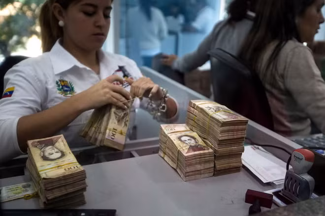Venezuela: Nhiều đối tượng kích động bạo lực trong thời gian đổi tiền ảnh 1