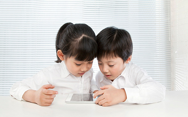 Ảnh minh họa. (Nguồn: thepaper.cn) Tại sao người mẹ không nên vừa cho con bú vừa xem TV? ảnh 2