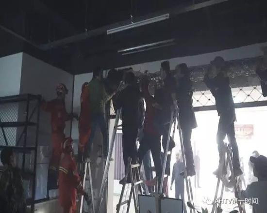 Hiện trường vụ việc. (Nguồn: Sina) Cô gái 20 tuổi chết thảm sau khi bị mắc kẹt vào cửa cuốn ảnh 1