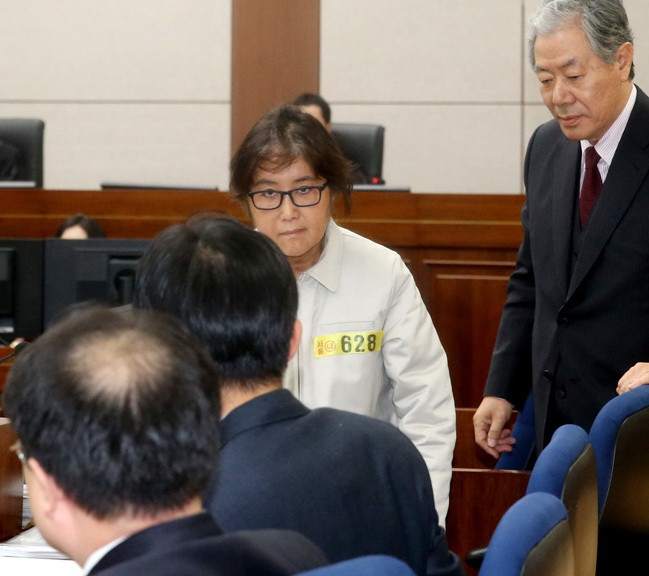 Bà Choi Soon-sil tại phiên tòa. (Nguồn: Korea Times) Hàn Quốc: Bà Choi Soon-sil bác bỏ bản cáo trạng gian lận và lạm quyền ảnh 1
