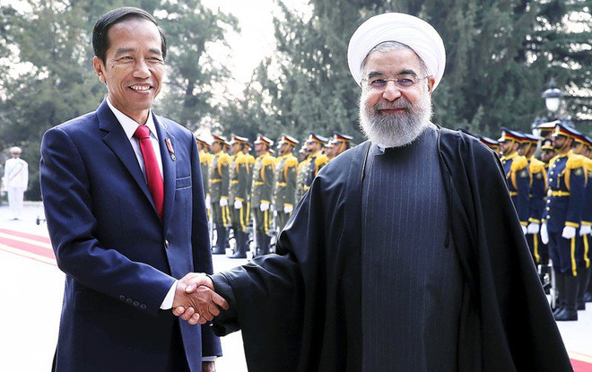Tổng thống Indonesia Joko Widodo (trái) và Tổng thống Iran Hassan Rouhani. (Nguồn: AP) Iran và Indonesia tăng cường hợp tác kinh tế song phương ảnh 1