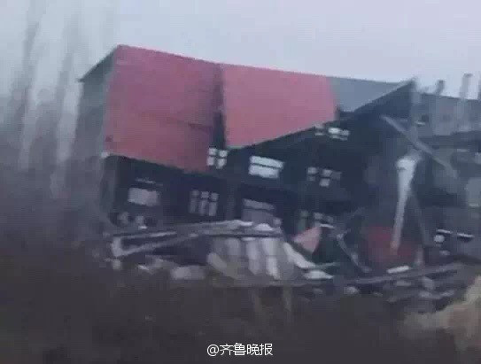 Sập nhà kinh hoàng tại Trung Quốc, 5 người bị chôn vùi ảnh 1