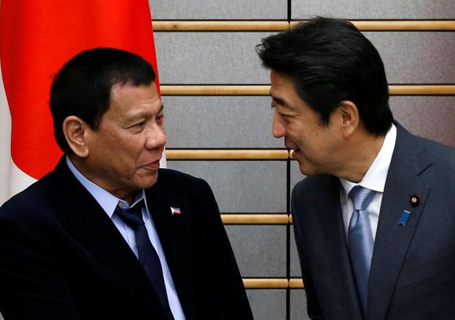 Tổng thông Philippines Rodrigo Duterte và Thủ tướng Nhật Bản Shinzo Abe. (Nguồn: Reuters) Nhật Bản cử chuyên gia đến Philippines nghiên cứu về trấn áp ma túy ảnh 1