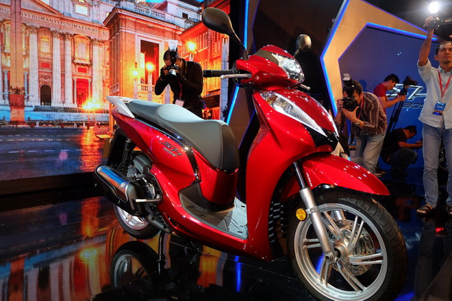 (Ảnh: Văn Xuyên/Vietnam+) Honda Việt Nam ra mắt SH300i ABS nhập khẩu với giá 248 triệu đồng ảnh 1