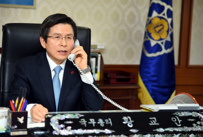 Thủ tướng Hàn Quốc Hwang Kyo-ahn tại phiên họp nội các khẩn cấp ở thủ đô Seoul ngày 9/12. (Nguồn: EPA/TTXVN) Hàn Quốc: Nhiều khả năng Triều Tiên sẽ có hành động khiêu khích ảnh 1