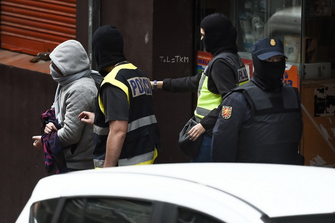 Cảnh sát Tây Ban Nha bắt giữ tội phạm. (Nguồn: AFP/TTXVN) Tây Ban Nha: Nhiều nhóm tội phạm Iran, Pakistan mạo danh cảnh sát ảnh 1