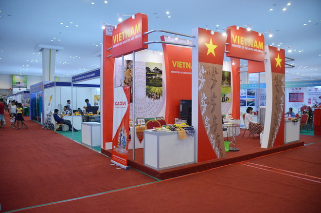 Khu gian hàng quốc gia do Bộ Công thương chủ trì. (Ảnh: Lam Nguyen/Vietnam+) Doanh nghiệp Việt Nam tăng cường thâm nhập thị trường Campuchia ảnh 2