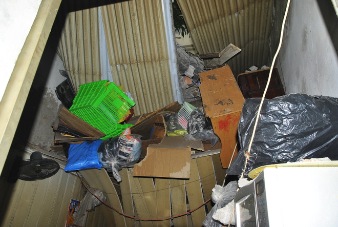 [Photo] Cận cảnh vụ rơi bêtông từ tòa nhà BIDV ở phố Thợ Nhuộm ảnh 3