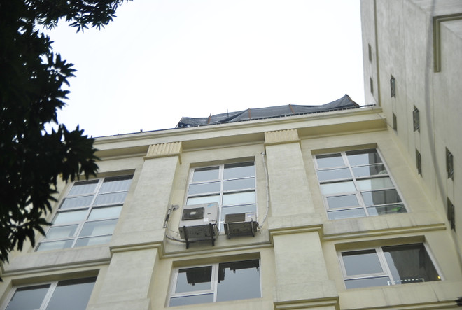 [Photo] Cận cảnh vụ rơi bêtông từ tòa nhà BIDV ở phố Thợ Nhuộm ảnh 6