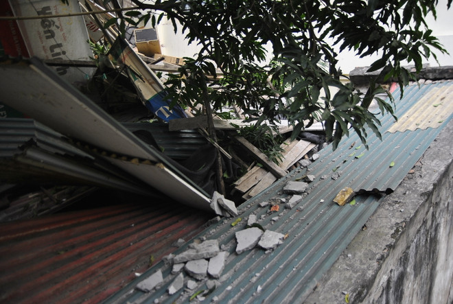 [Photo] Cận cảnh vụ rơi bêtông từ tòa nhà BIDV ở phố Thợ Nhuộm ảnh 8