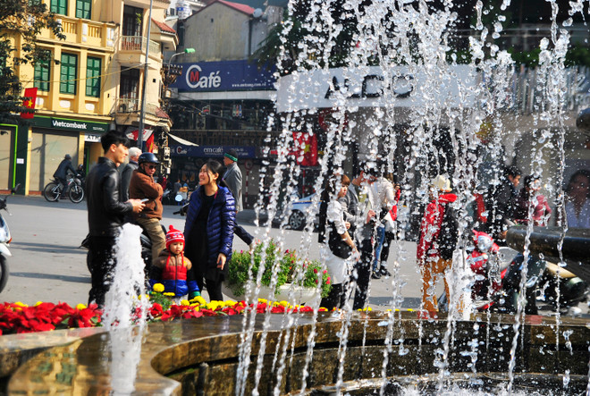 [Photo] Người dân Thủ đô tận hưởng buổi sáng Mùng 1 ngập nắng ảnh 6