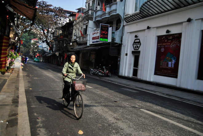[Photo] Người dân Thủ đô tận hưởng buổi sáng Mùng 1 ngập nắng ảnh 4