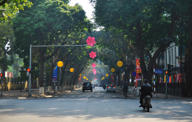 [Photo] Người dân Thủ đô tận hưởng buổi sáng Mùng 1 ngập nắng ảnh 1