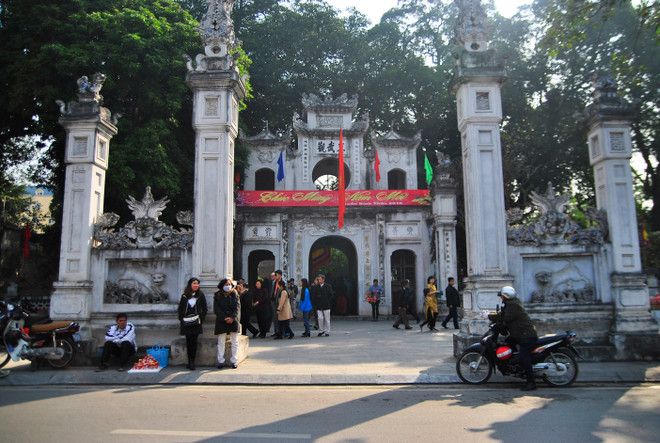 [Photo] Người dân Thủ đô tận hưởng buổi sáng Mùng 1 ngập nắng ảnh 3