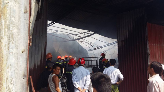 Hưng Yên: Cháy lớn, vừa lo dập lửa vừa lo người dân hiếu kỳ ảnh 1