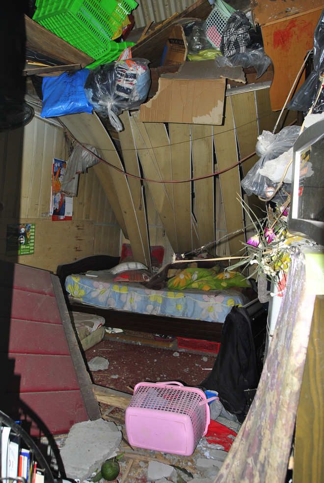 [Photo] Cận cảnh vụ rơi bêtông từ tòa nhà BIDV ở phố Thợ Nhuộm ảnh 2