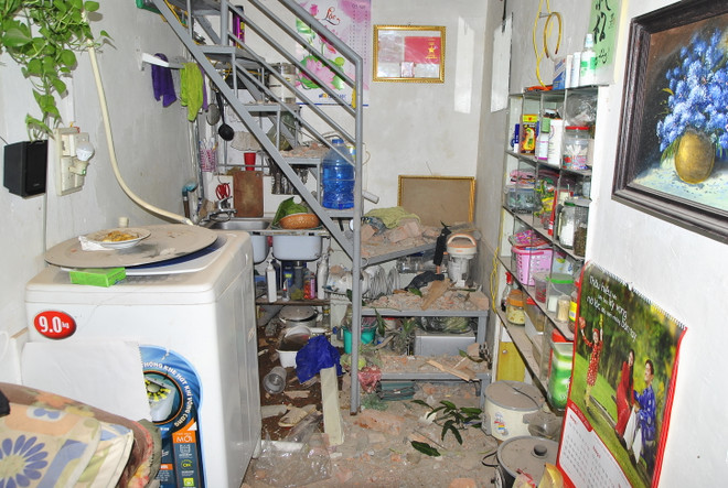 [Photo] Cận cảnh vụ rơi bêtông từ tòa nhà BIDV ở phố Thợ Nhuộm ảnh 5