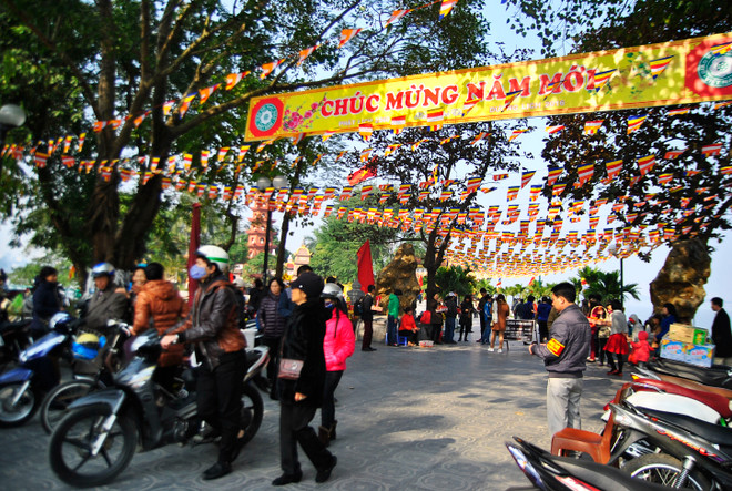 [Photo] Người dân Thủ đô tận hưởng buổi sáng Mùng 1 ngập nắng ảnh 2