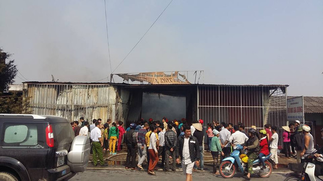 Hưng Yên: Cháy lớn, vừa lo dập lửa vừa lo người dân hiếu kỳ ảnh 2