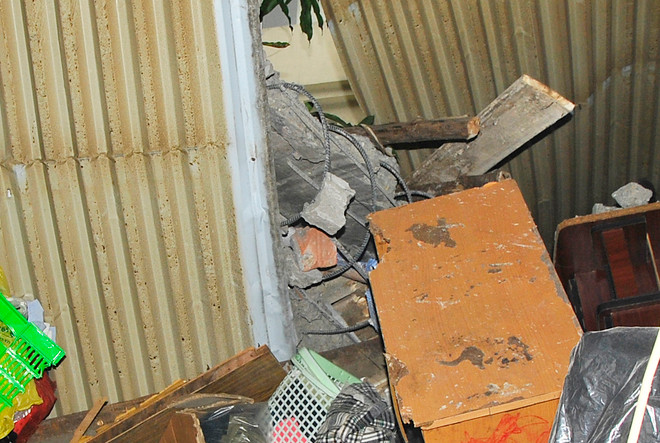 BIDV khắc phục hậu quả vật liệu rơi sập mái nhà dân ảnh 1