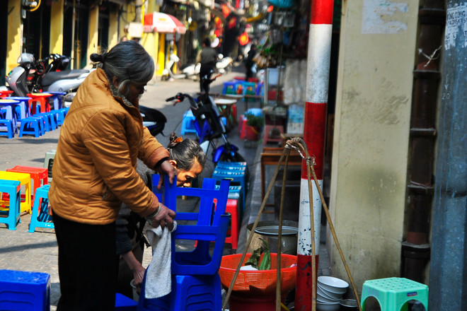 [Photo] Người dân Thủ đô tận hưởng buổi sáng Mùng 1 ngập nắng ảnh 11