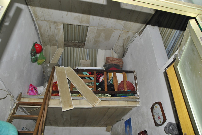 [Photo] Cận cảnh vụ rơi bêtông từ tòa nhà BIDV ở phố Thợ Nhuộm ảnh 4