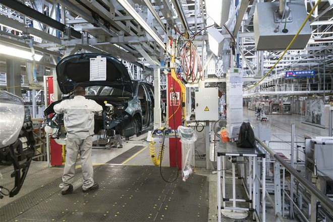 Công nhân làm việc tại nhà máy sản xuất ôtô ở Mulhouse, Pháp, ngày 9/4/2019. (Nguồn: AFP/TTXVN) Tỷ lệ thất nghiệp của Eurozone giảm xuống mức thấp nhất kể từ 2008 ảnh 1