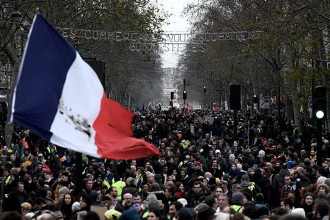 Hàng nghìn người pháp xuống đường phản đối cải cách hưu trí ảnh 1