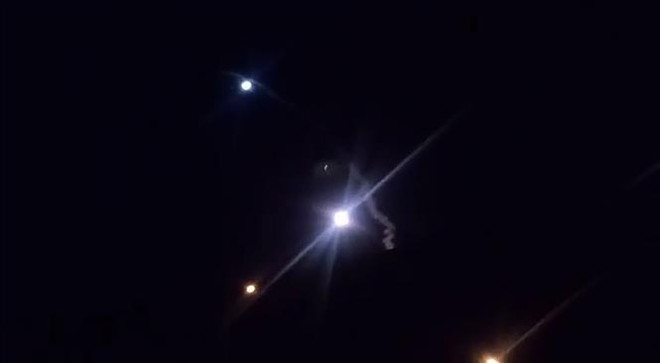 Rocket được phóng từ Iran xuống căn cứ quân sự Mỹ ở Ein-al Asad, Iraq. (Nguồn: AFP/TTXVN) Iran cảnh báo Mỹ 'không đáp trả' vụ tấn công tên lửa ở Iraq ảnh 1