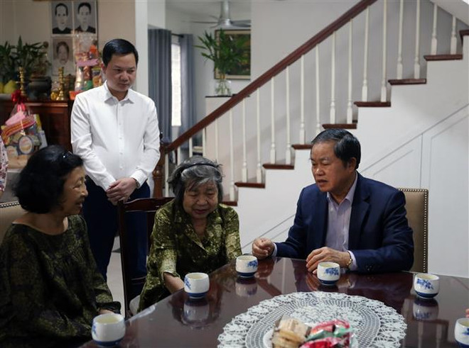 Thăm, chúc Tết gia đình các vị nguyên lãnh đạo Ðảng, Nhà nước ảnh 2