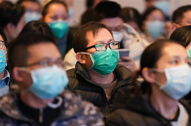 Nhân viên y tế từ thành phố Thượng Hải tham dự khóa đào tạo về dịch bệnh phổi do virus corona mới gây ra tại Vũ Hán, tỉnh Hồ Bắc, Trung Quốc, ngày 25/1. (Nguồn:THX/TTXVN) Nhiều tỉnh ở Trung Quốc kích hoạt chế độ khẩn cấp ứng phó virus corona ảnh 1