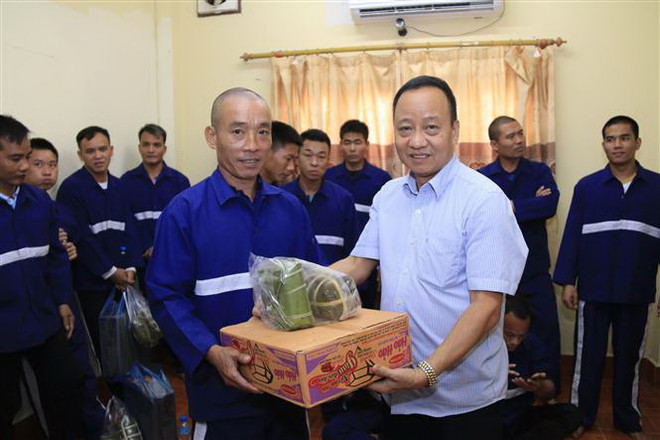 Đại sứ quán Việt Nam tặng quà Tết các nghi phạm và phạm nhân tại Lào ảnh 1