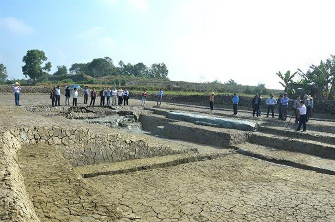 Dấu tích bờ kè gia cố hai bên thành Hào (kè trong và kè ngoài) bằng đá kích thước nhỏ, vừa và lớp đất sét lẫn nhiều sạn sỏi đầu ruồi (laterite) đầm gia cố bề mặt bờ kè. (Ảnh: Hoa Mai/TTXVN) Xác định được cấu trúc Hào thành sau khi khai quật Thành Nhà Hồ ảnh 1