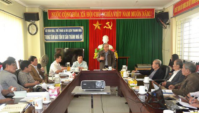 Quang cảnh hội nghị báo cáo sơ bộ kết quả khai quật Hào thành phía Đông và phía Tây Thành Nhà Hồ. (Ảnh: Hoa Mai/ TTXVN) Xác định được cấu trúc Hào thành sau khi khai quật Thành Nhà Hồ ảnh 2