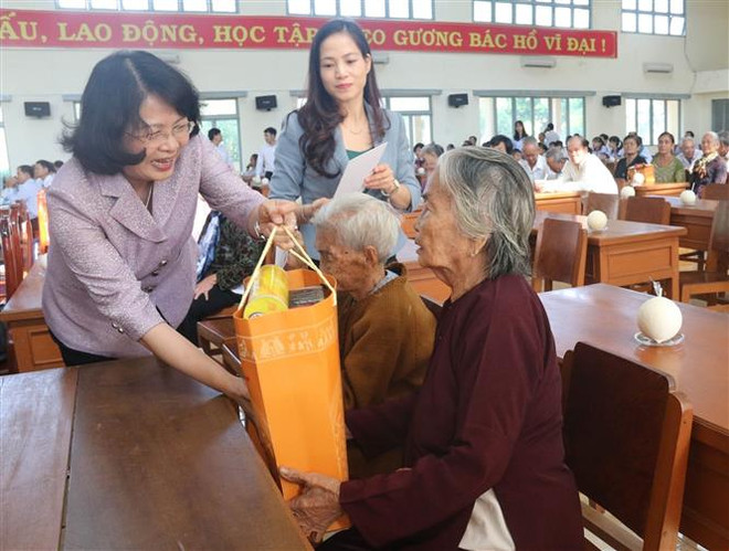 Phó Chủ tịch nước thăm, tặng quà Tết gia đình chính sách ở Tiền Giang ảnh 1