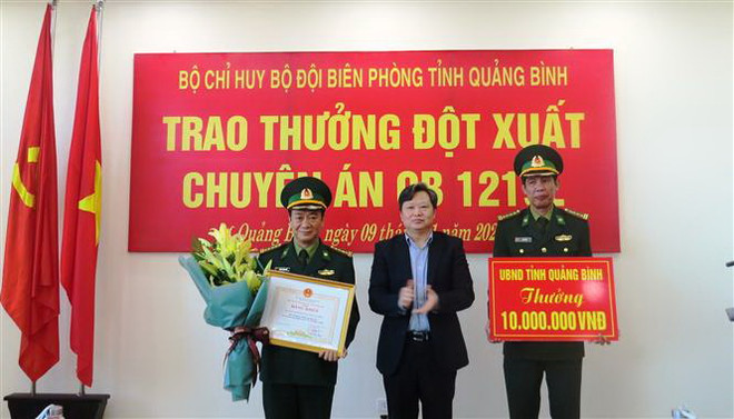 Khen thưởng thành tích triệt phá đường dây mua bán 60.000 viên ma túy ảnh 1