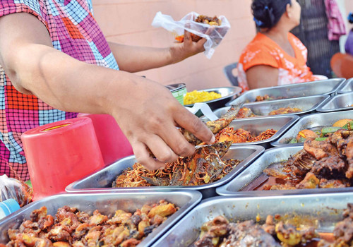 Hàng chục học sinh ngộ độc thực phẩm ở trường học Campuchia ảnh 1