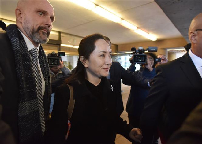 CFO Tập đoàn Huawei của Trung Quốc, bà Mạnh Vãn Châu (giữa) rời Tòa án Tối cao ở British Columbia, Canada sau phiên tòa xem xét việc dẫn độ bà về Mỹ, ngày 20/1/2020. (Nguồn: AFP/TTXVN) Kết thúc giai đoạn 1 tiến trình xem xét dẫn độ CFO của Huawei ảnh 1
