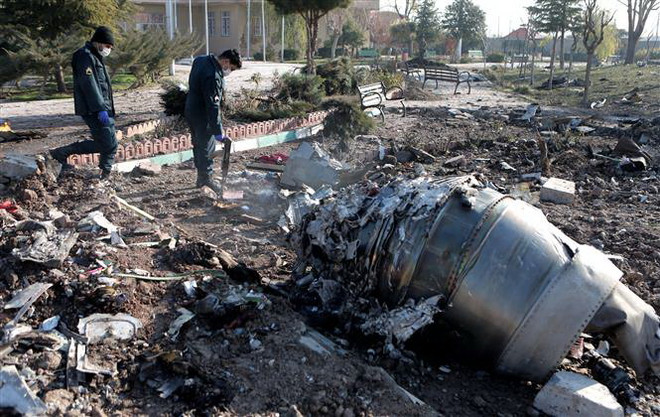 Hiện trường vụ rơi máy bay của Hãng hàng không quốc tế Ukraine tại Tehran, Iran, ngày 8/1/2020. (Nguồn: THX/TTXVN) Nga tiết lộ tình tiết mới trong vụ Iran bắn rơi máy bay Ukraine ảnh 1