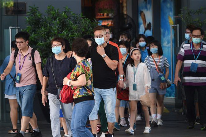 Khách du lịch đeo khẩu trang để phòng tránh lây nhiễm virus corona tại Manila, Philippines, ngày 29/1/2020. (Nguồn: AFP/ TTXVN) Điểm tên các địa điểm đã xuất hiện bệnh viêm phổi do virus corona ảnh 1